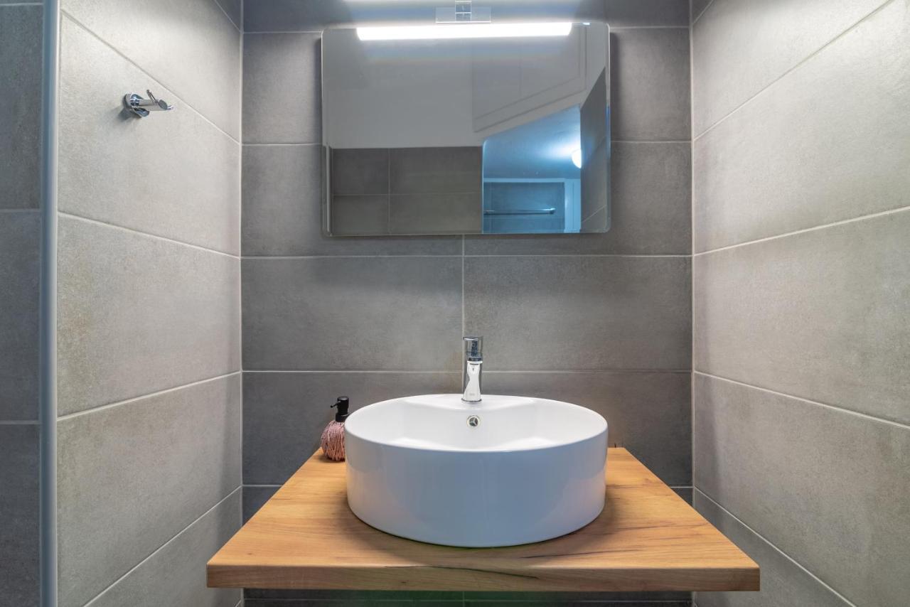 Modern Renovated Apt Next To The Beachfront Heraklion Exteriör bild